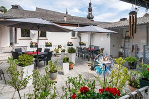 Outdoor dining - Apartment 'Im Herzen Der Cochemer Altstadt' with Shared Terrace and Wi-Fi (Cochem)