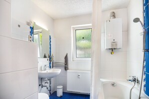 Dusche, Haartrockner, Handtücher, Toilettenpapier