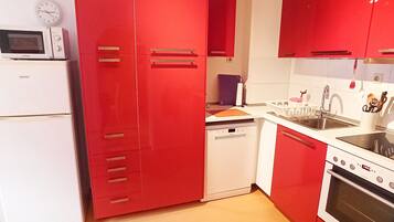 KylskÄp, mikrovÄgsugn, ugn och spishÀll