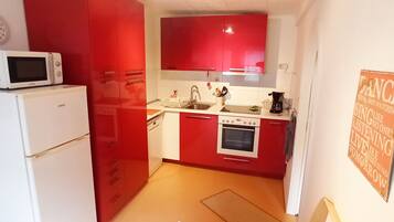 Kühlschrank, Mikrowelle, Ofen, Herdplatte