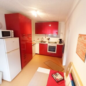 Kühlschrank, Mikrowelle, Ofen, Herdplatte