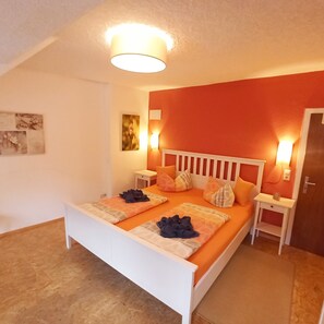 Iron/ironing board, WiFi, bed sheets - Apartment "Above the Rooftops in Cochem Old Town" with Shared Terrace & Wi-Fi (Cochem)