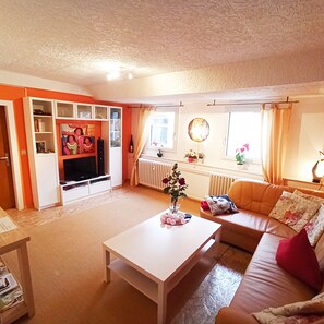 Een televisie en een stereo