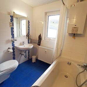 Shower, hair dryer, towels, toilet paper - Apartment "Above the Rooftops in Cochem Old Town" with Shared Terrace & Wi-Fi (Cochem)