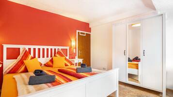 Tabla de planchar con plancha, wifi, ropa de cama