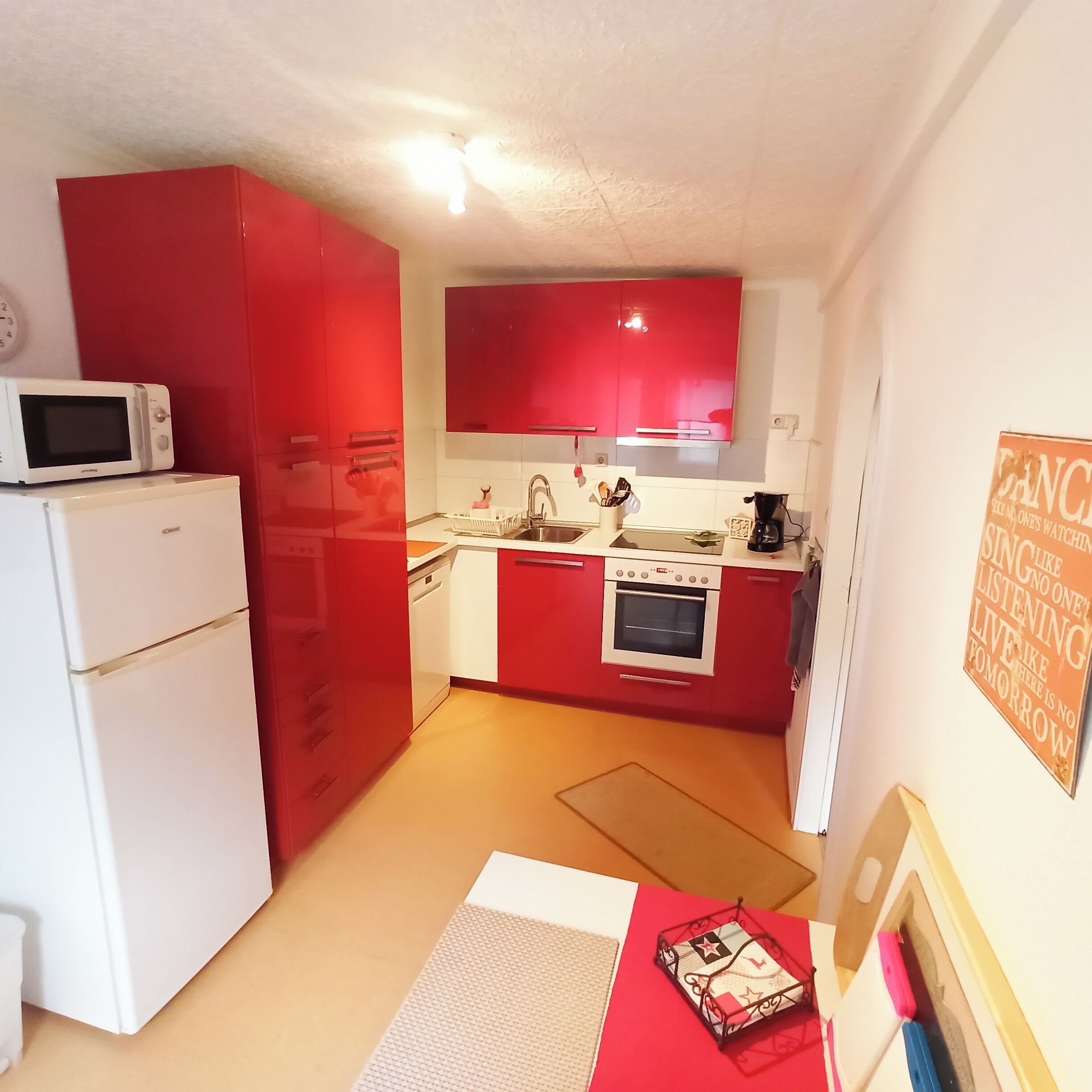 Køleskab, mikrobølgeovn, ovn, kogeplade