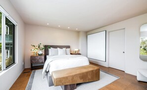 Iron/ironing board, WiFi, bed sheets - Hollywood Hills Luxury Home with Spectacular View (Los Angeles)