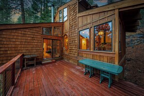 Outdoor dining - Truckee Cabin Steps to Donner Lake w/ Kayaks, Fireplace & Forest Views (Truckee)