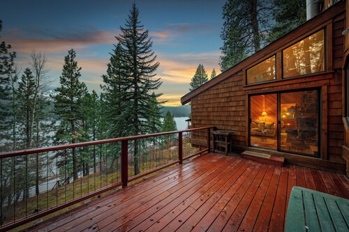 Truckee Cabin Steps to Donner Lake w/ Kayaks, Fireplace & Forest Views
