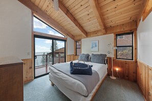 3 bedrooms, travel cot, free WiFi, bed sheets - Truckee Cabin Steps to Donner Lake w/ Kayaks, Fireplace & Forest Views (Truckee)