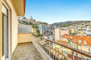Familienapartment, Mehrere Schlafzimmer (Penthouse Vista Mare E Monti Centro) | Unterkunftsgelände