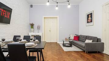 Apartament Comfort, vistes al pati | Sala d'estar | Televisor LCD de 40 polzades amb canals digitals