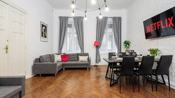 Apartamento Confort, vistas al patio | Zona de estar | Televisión LCD de 40 pulgadas con canales digitales