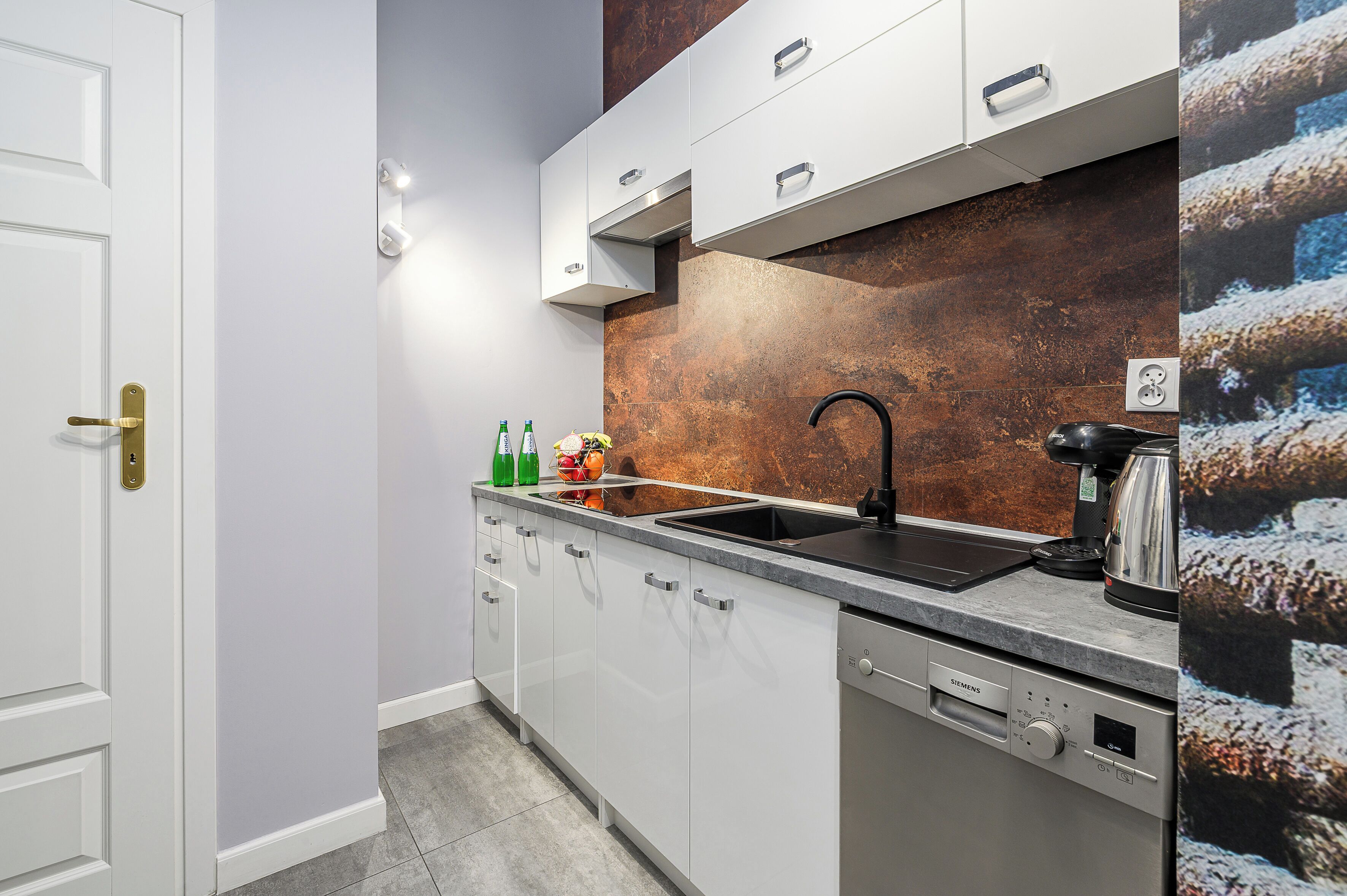 Lägenhet Comfort - utsikt mot innergården | Eget kök | Kylskåp, spishäll, kaffe- och tebryggare och vattenkokare