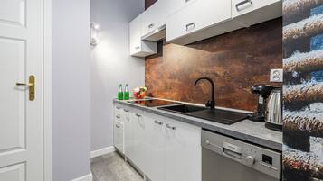 Apartamento Confort, vistas al patio | Cocina privada | Frigorífico, placa de cocina, cafetera o tetera y hervidor eléctrico