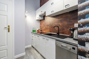 Lägenhet Comfort - utsikt mot innergården | Eget kök | Kylskåp, spishäll, kaffe- och tebryggare och vattenkokare