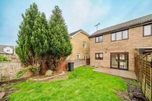 Exterior - Fowler House – Modern 3-Bedroom Stay (Crawley)