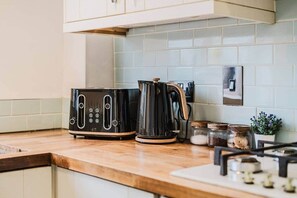 Kühlschrank, Mikrowelle, Ofen, Herdplatte