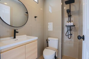 Dusche, Haartrockner, Bidet, Handtücher