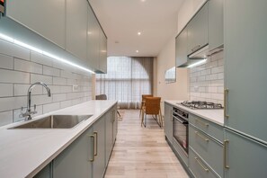 Fridge, microwave, oven, stovetop - Prime City Location 1BR Apartment near Grand Opera (Belfast)