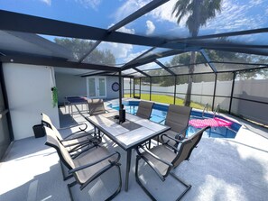 Outdoor dining - Boho Oasis • Pool •Fire Pit •BBQ • PingPong Near Beach & Airport (Tampa)