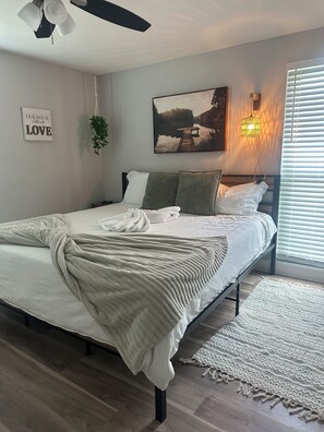 3 bedrooms, iron/ironing board, WiFi, bed sheets - Boho Oasis • Pool •Fire Pit •BBQ • PingPong Near Beach & Airport (Tampa)
