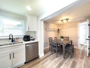 Private kitchen - Boho Oasis • Pool •Fire Pit •BBQ • PingPong Near Beach & Airport (Tampa)
