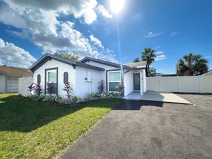 Exterior - Boho Oasis • Pool •Fire Pit •BBQ • PingPong Near Beach & Airport (Tampa)