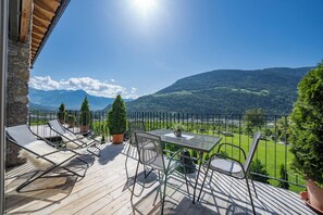 Outdoor dining - Apartment in a fantastic location surrounded by greenery on our organic apple farm (Partschins)