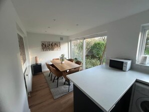 Dining - Woodfield Cottage, 3BR, Free Wifi, parking, Close to Gatwick (Crawley)