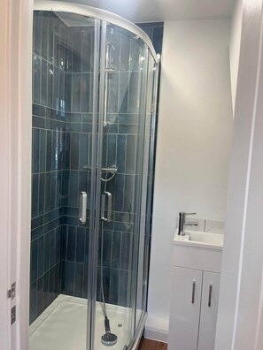 Hair dryer, towels - Woodfield Cottage, 3BR, Free Wifi, parking, Close to Gatwick (Crawley)