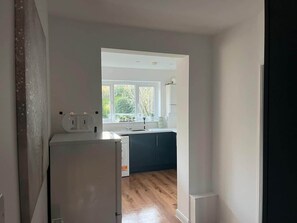 Interior - Woodfield Cottage, 3BR, Free Wifi, parking, Close to Gatwick (Crawley)