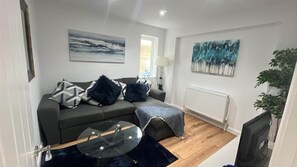 TV - Woodfield Cottage, 3BR, Free Wifi, parking, Close to Gatwick (Crawley)