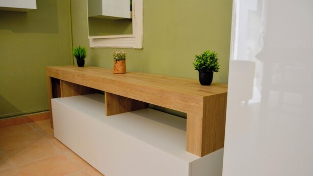 A wooden bench with built-in shelves, potted plants, and a mirror above it. - Casa Mimì (Montemilone)
