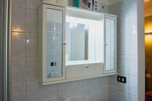 Apartamento, 1 cama de casal e sofá-cama | Banheiro | Secador de cabelo, toalhas de banho, sabonete, shampoo