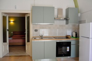 Apartamento, 1 cama de casal e sofá-cama | Cozinha privada | Geladeira grande, micro-ondas, fogão, cooktop