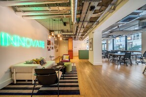 Interior - Luxury Apartment in Brentford (Greater London)