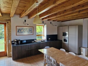 Fridge, microwave, oven, stovetop - GRANVAL magnificent large gîte with swimming pool near SARLAT in DORDOGNE (Jayac)