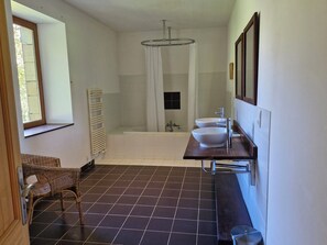 Secadora de cabello, jabón, papel de baño 