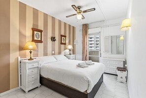 Tabla de planchar con plancha, wifi y ropa de cama 