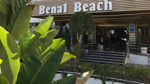 Hotelli nimeltä ’Benal Beach’ on arkkitehtonisesti moderni, ja siinä on useita parvekkeita sekä huomiota herättävä pääsisäänkäynti.
