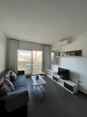 TV - Apartment 'Santi' with Shared Pool, Wi-Fi and Air Conditioning (Benalmádena)