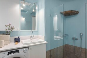 Shower, hair dryer, towels - Azure 2, Morfes Luxury Apartments (Tinos)