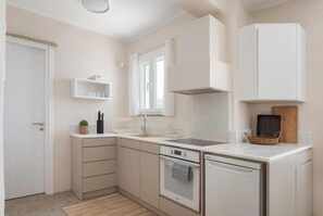 Oven, stovetop, coffee/tea maker, toaster - Azure 3, Morfes Luxury Apartments (Tinos)