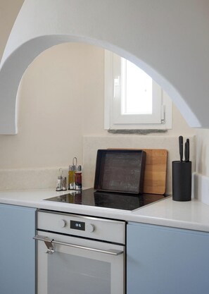 Oven, stovetop, dishwasher, coffee/tea maker - Blue 1, Morfes Luxury Apartments (Tinos)