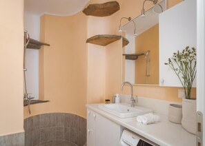 Shower, hair dryer, towels - Blue 2, Morfes Luxury Apartments (Tinos)