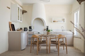 موقد طهي  مسطح، ماكينة لصنع القهوة/الشاي، كرسي للأطفال، مائدة طعام