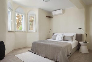 مكواة/لوح كي وسرير سفر وواي فاي مجانًا وملاءات أسرّة