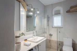 Douche, sèche-cheveux, serviettes fournies