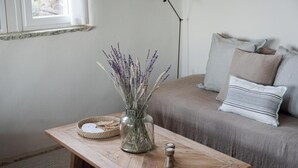 Une table en bois ornée d’un vase contenant de la lavande séchée, d’un panier tressé et d’un salier.